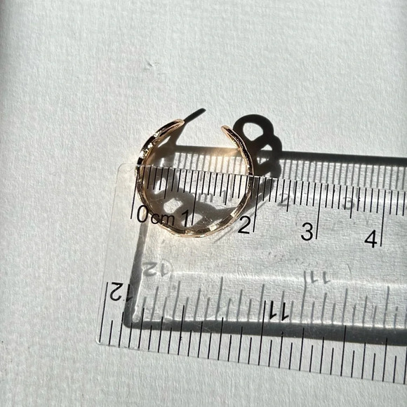 3/$20 Gold Tone Open Hoop Abstract Designed Circle Ring Size 6/7 - Picture 3 of 5